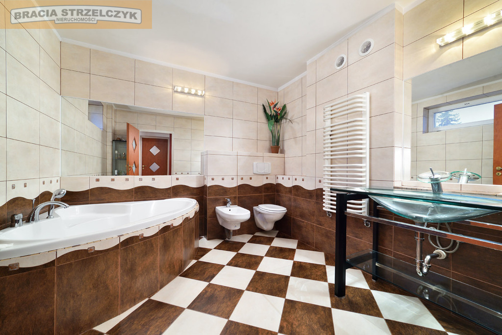 Dom wolnostojący z tarasem i ogrodem