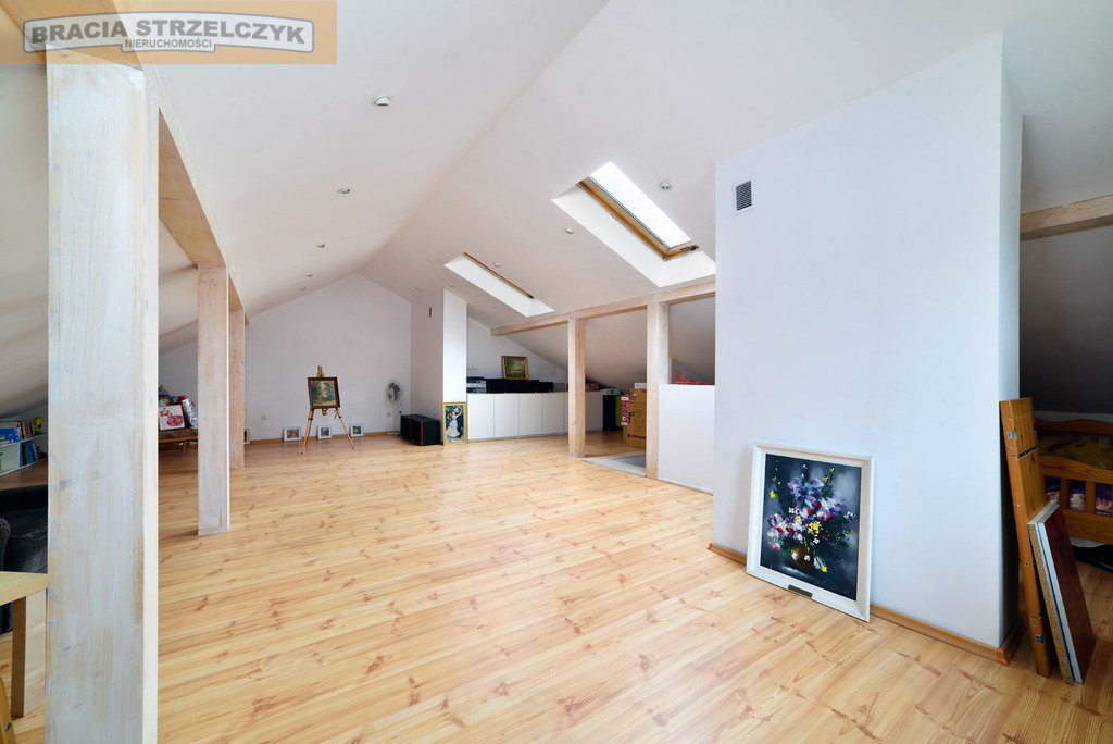 Dom wolnostojący z tarasem i ogrodem