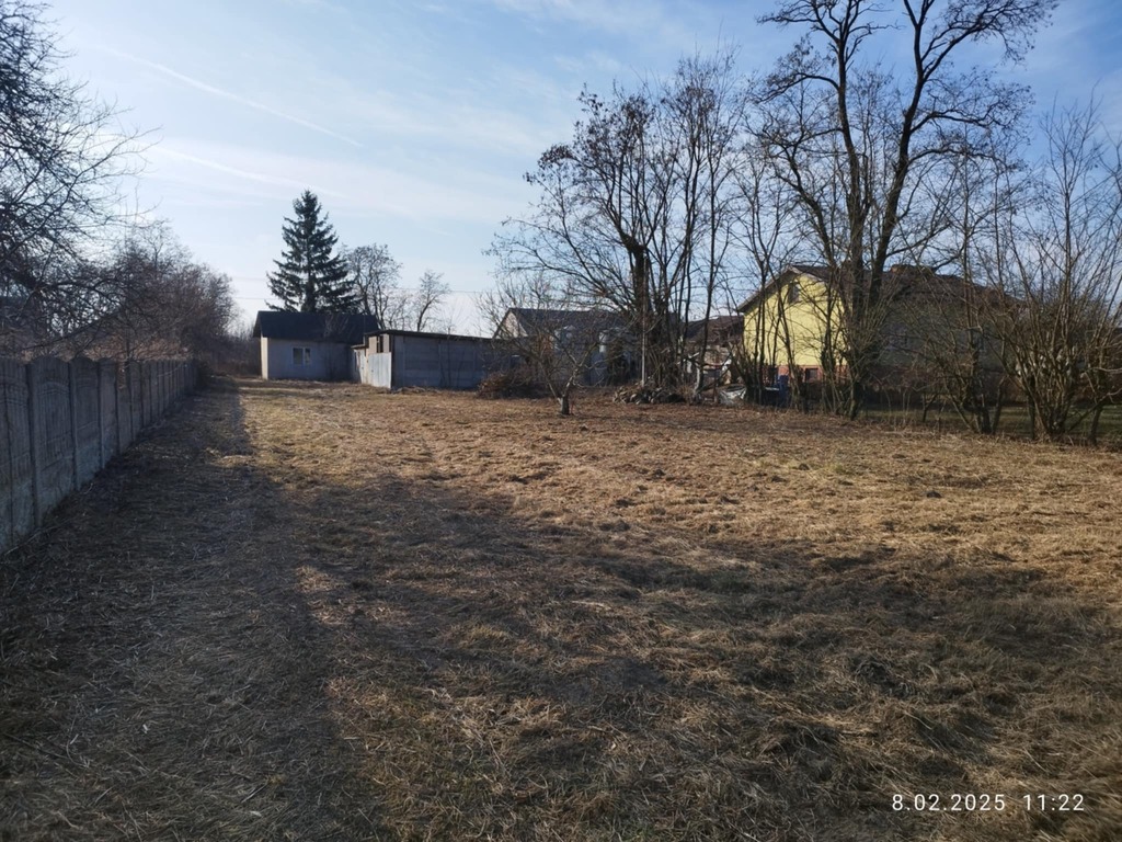Ogrodzona działka z domem i garażem