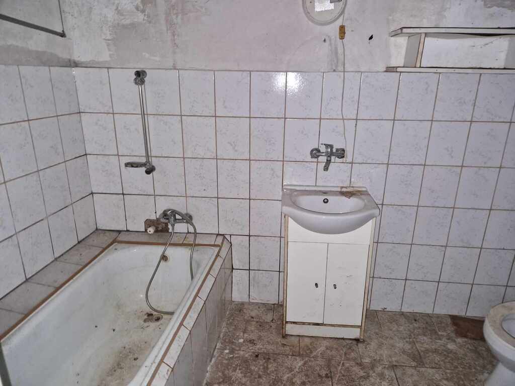 Ogrodzona działka z domem i garażem