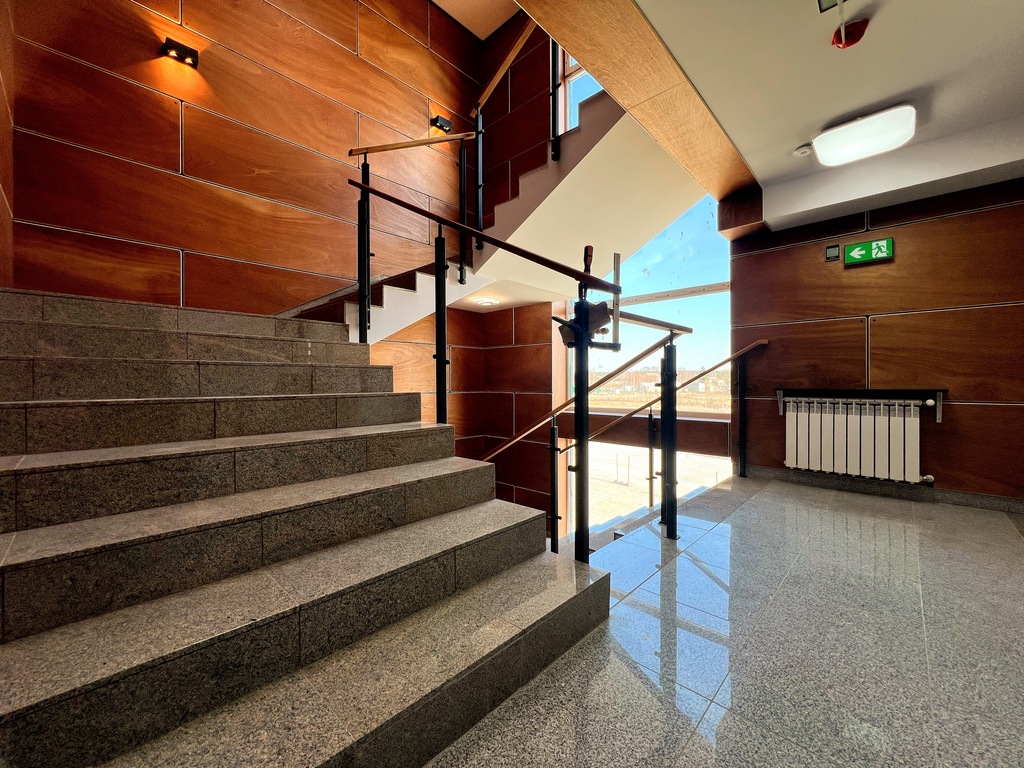 Hala wysokiego składowania 2100 m2, mieszkania