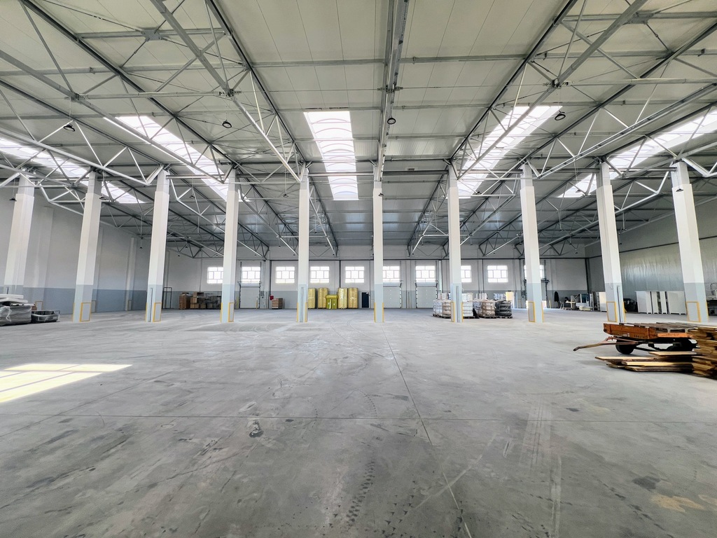 Hala wysokiego składowania 2100 m2, mieszkania