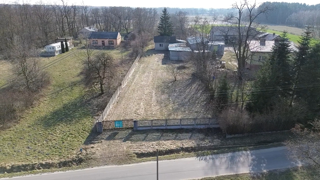 Ogrodzona działka z domem i garażem