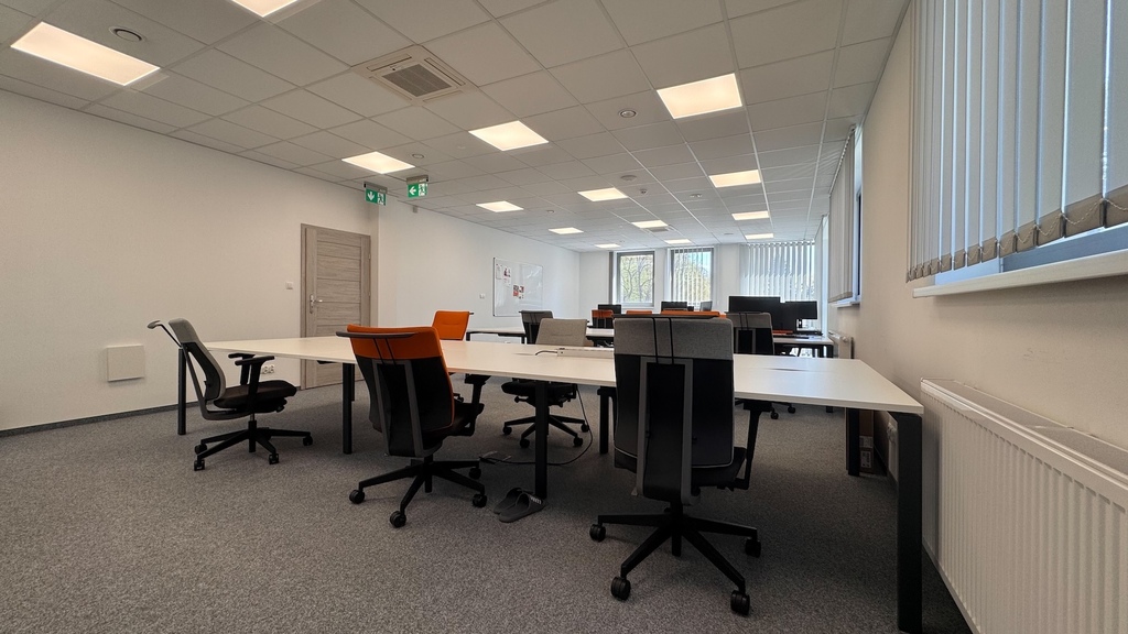 Nowoczesny budynek usługowo-biurowy z najemcami