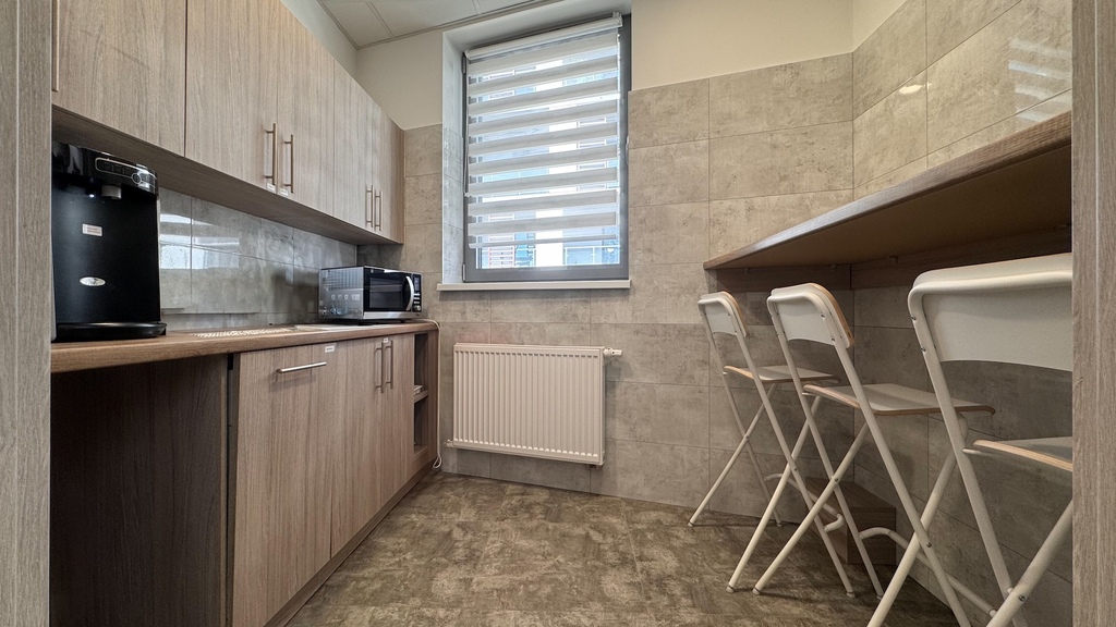 Nowoczesny budynek usługowo-biurowy z najemcami