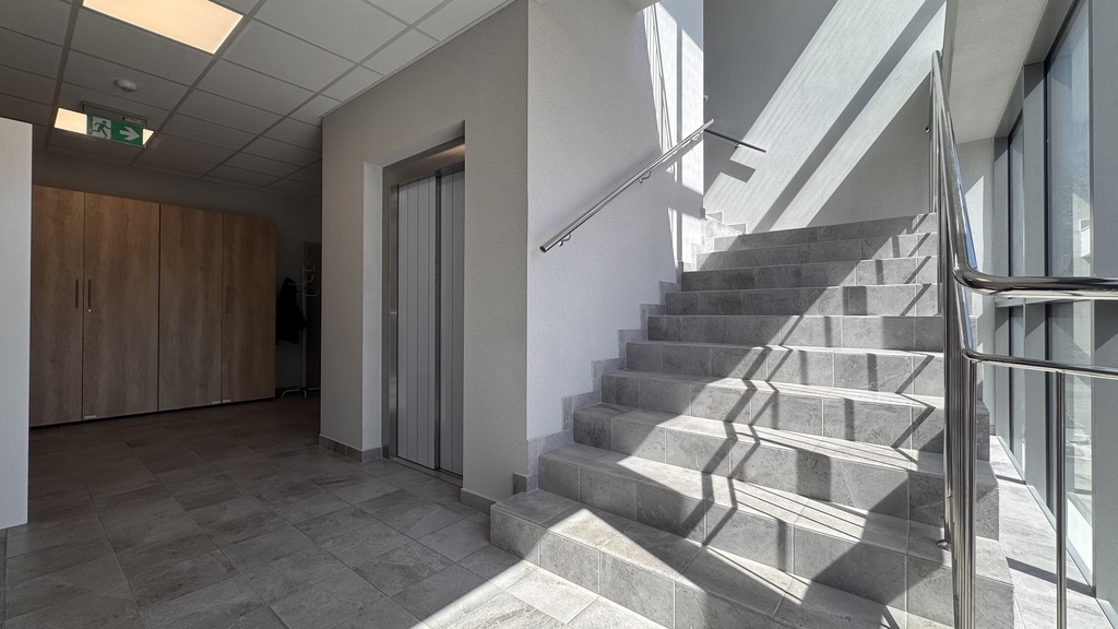 Nowoczesny budynek usługowo-biurowy z najemcami