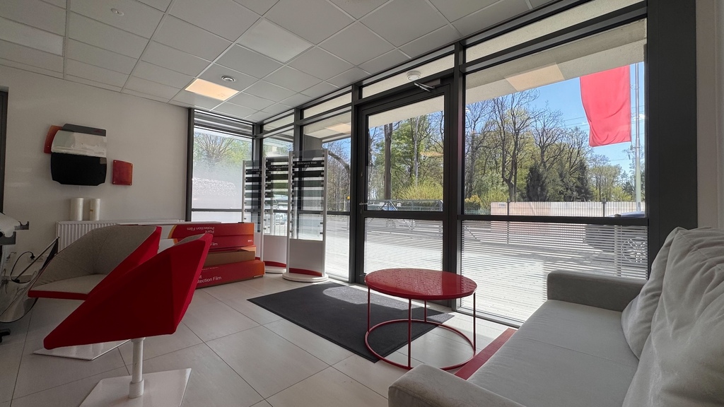 Nowoczesny budynek usługowo-biurowy z najemcami