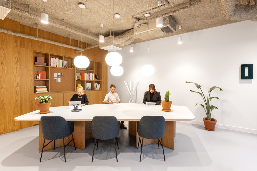 Powierzchni biurowych  zespołów złożonych z pięciu