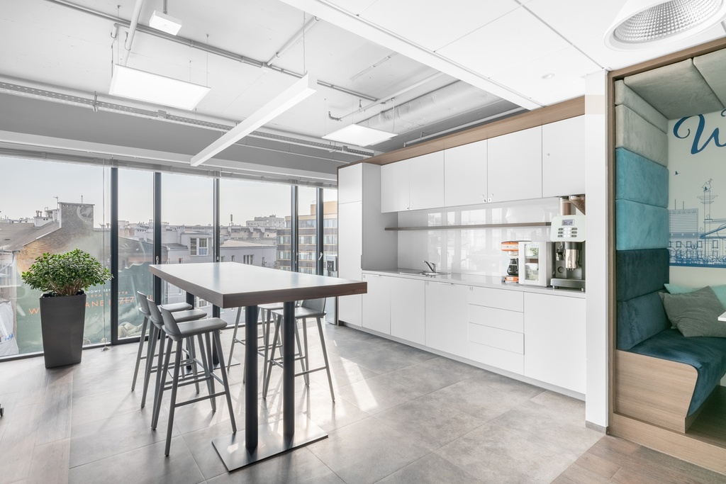 Powierzchnię biurową na planie otwartym.