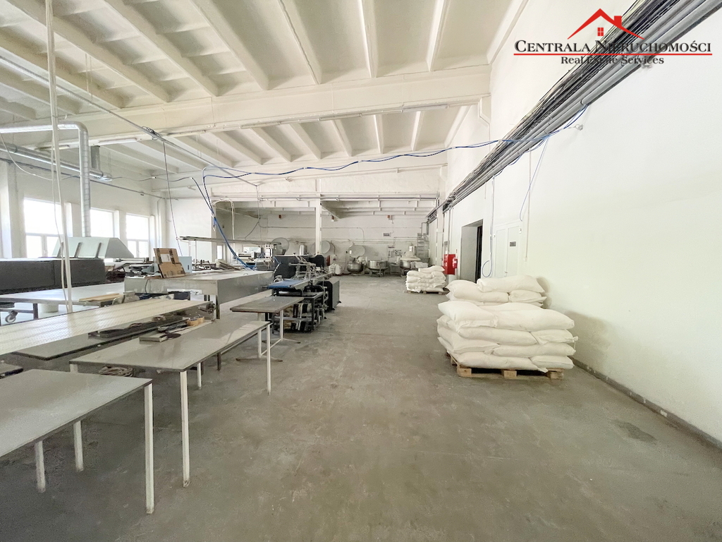 Hala produkcyjna z dużym parkingiem