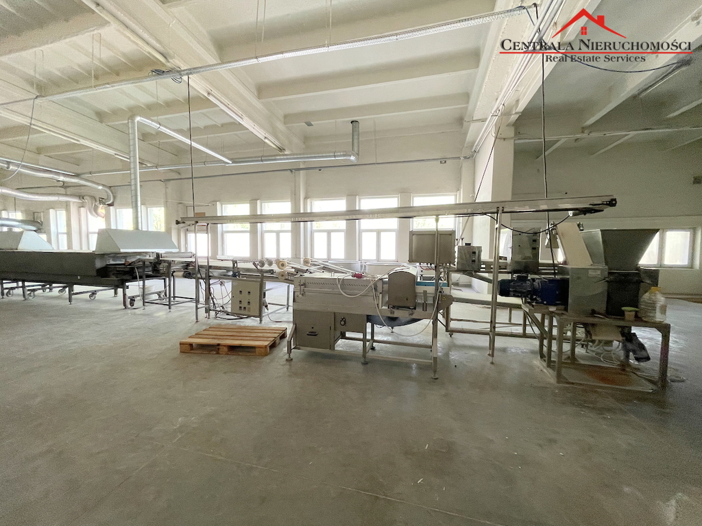 Hala produkcyjna z dużym parkingiem
