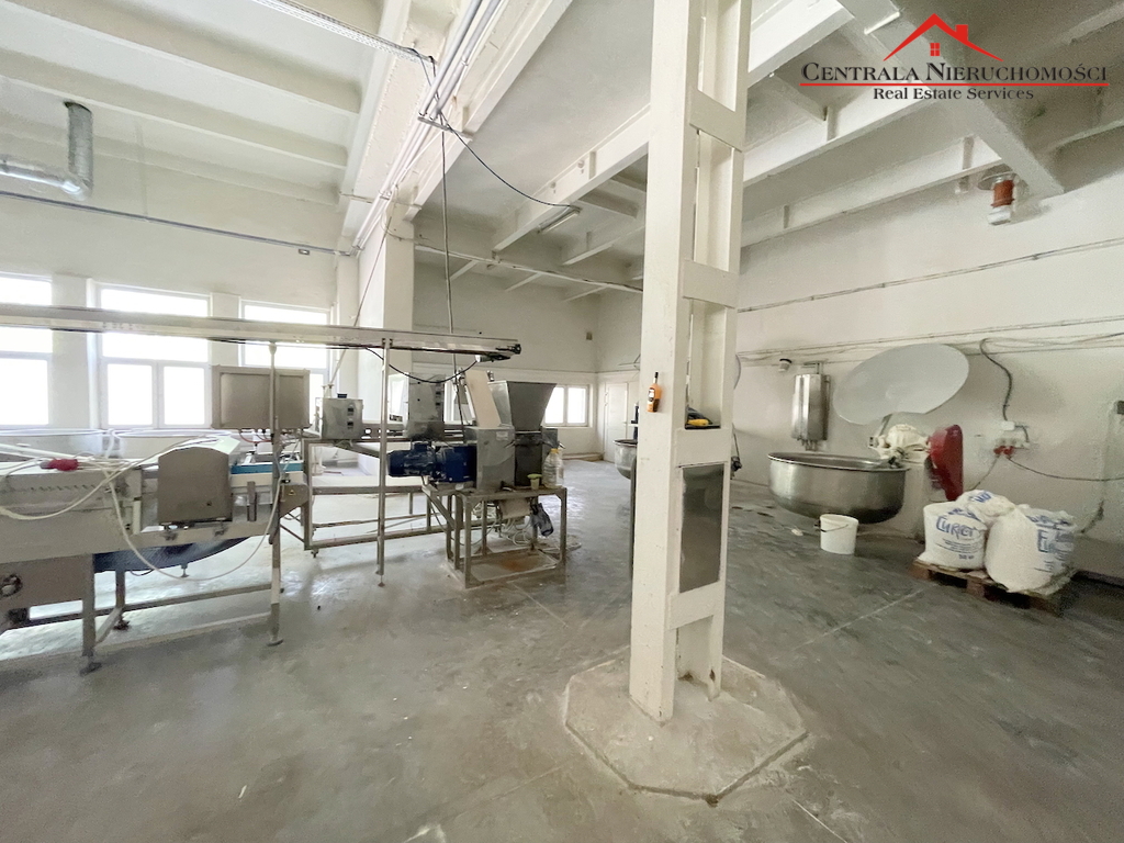 Hala produkcyjna z dużym parkingiem