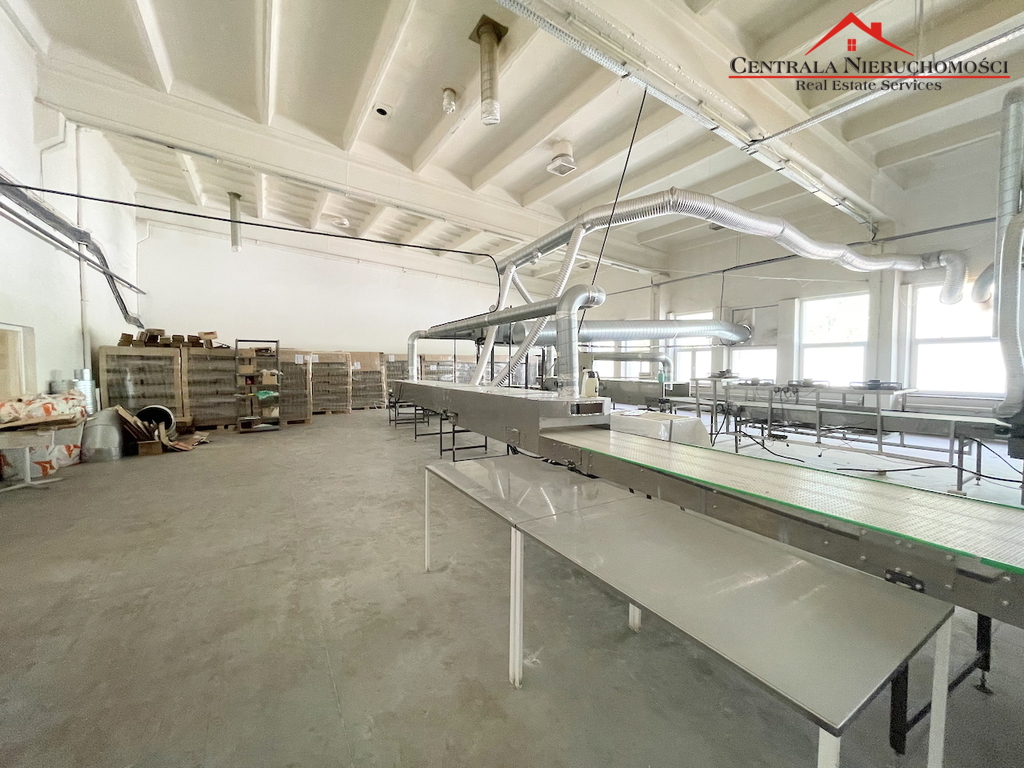 Hala produkcyjna z dużym parkingiem