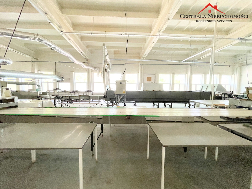 Hala produkcyjna z dużym parkingiem