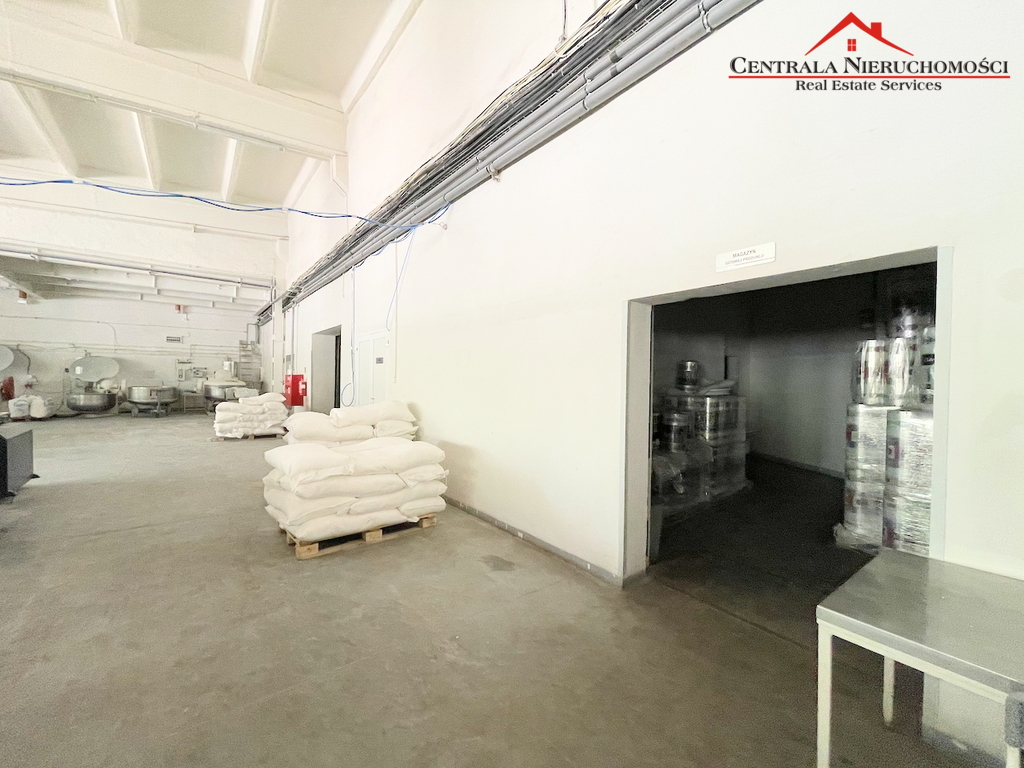 Hala produkcyjna z dużym parkingiem