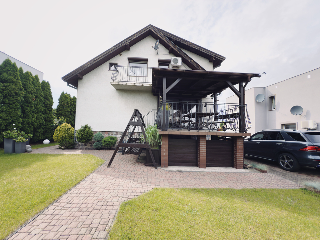 Przestronny dom z garażem i ogrodem - Międzychód