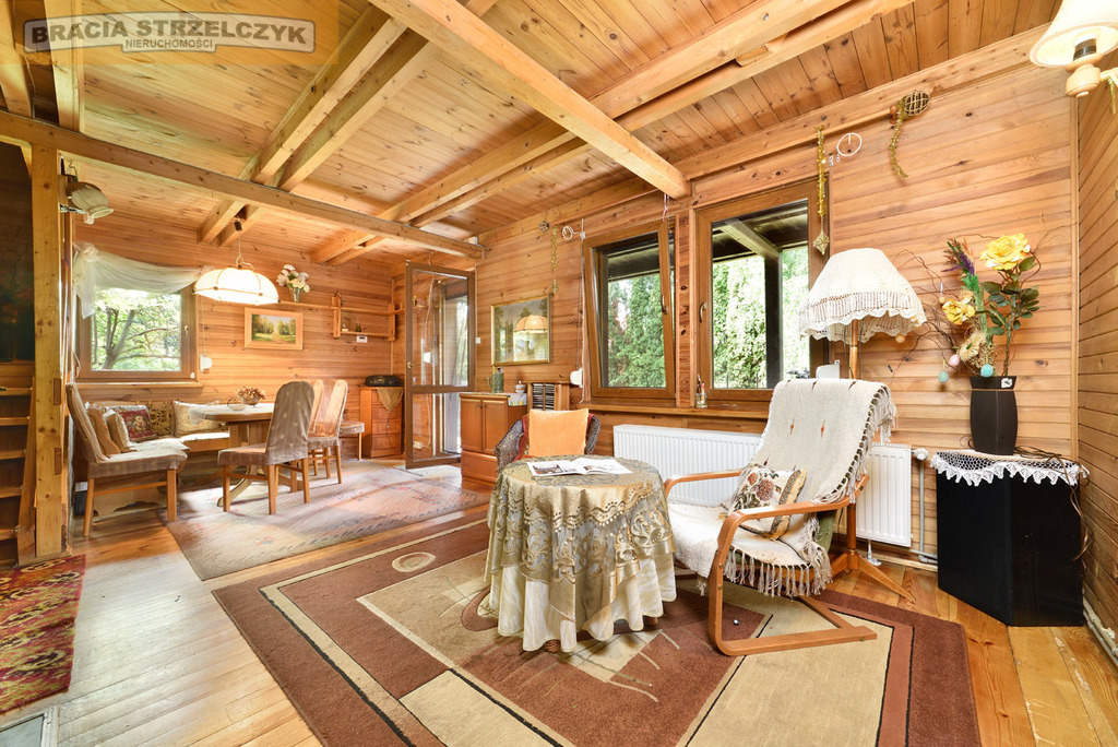 Wolnostojący dom z duszą w zieleni.