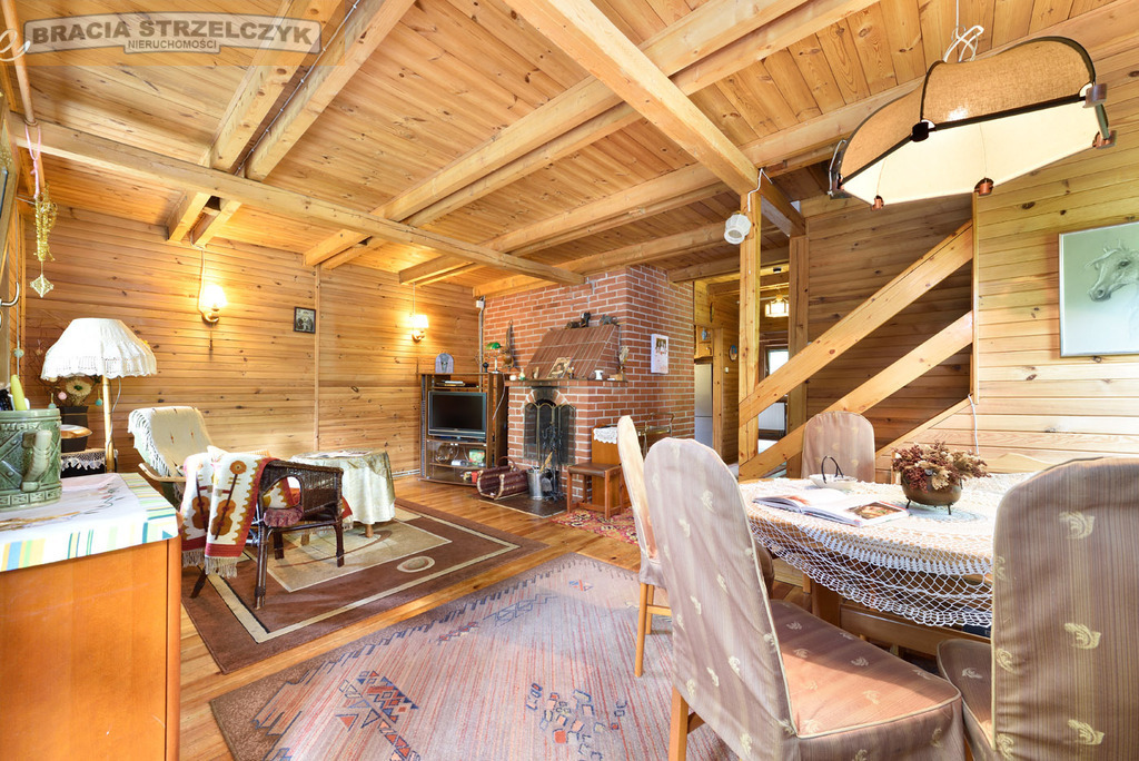 Wolnostojący dom z duszą w zieleni.