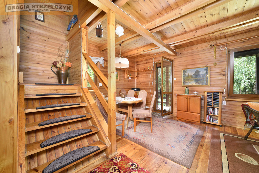 Wolnostojący dom z duszą w zieleni.