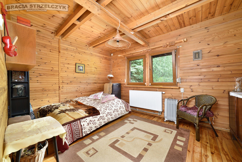 Wolnostojący dom z duszą w zieleni.