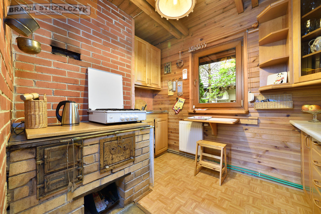 Wolnostojący dom z duszą w zieleni.