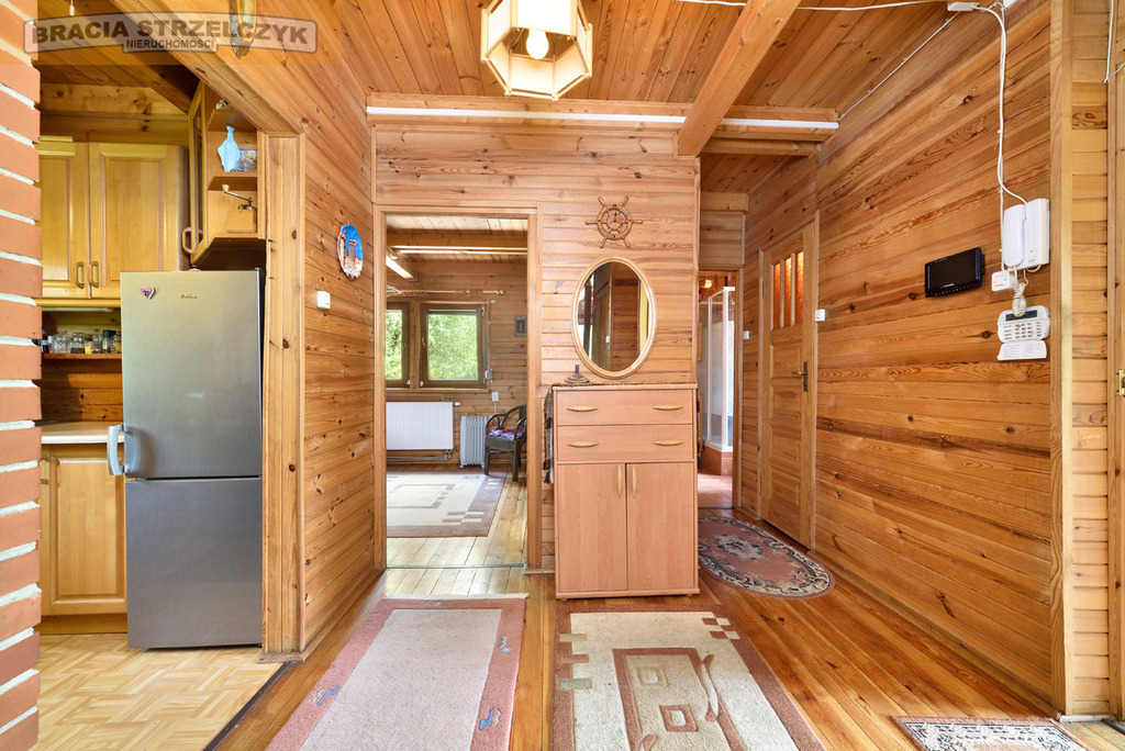 Wolnostojący dom z duszą w zieleni.