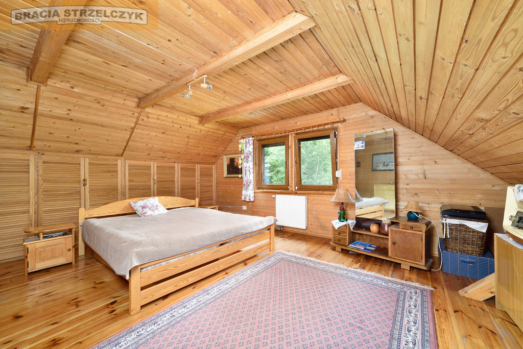 Wolnostojący dom z duszą w zieleni.