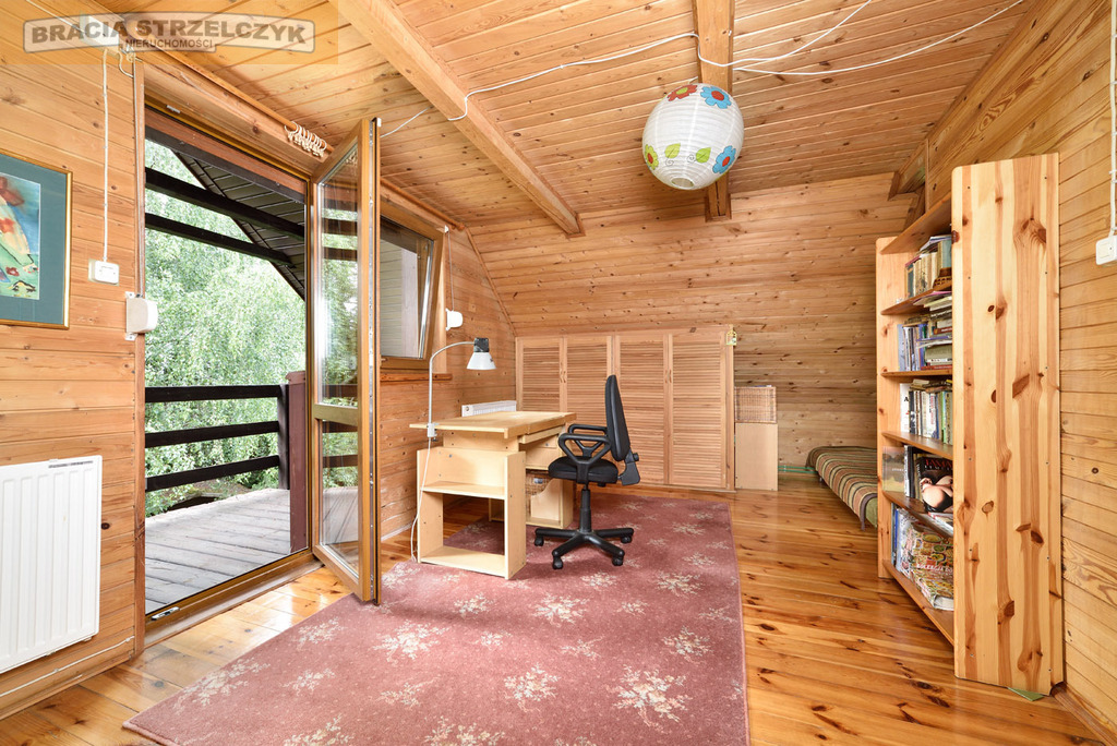 Wolnostojący dom z duszą w zieleni.