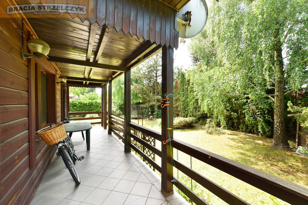 Wolnostojący dom z duszą w zieleni.