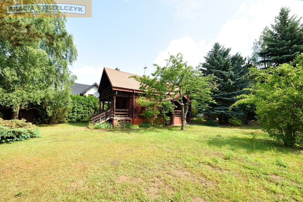 Wolnostojący dom z duszą w zieleni.