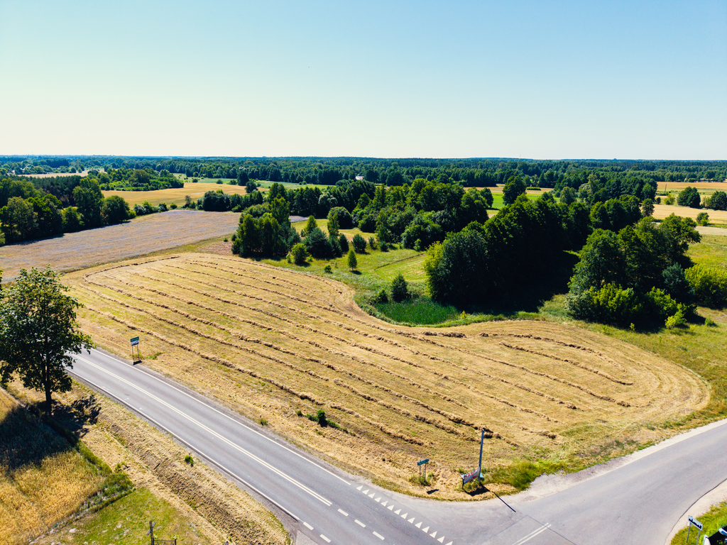 Działka usługowa przy drodze asfaltowej – 7894 m²
