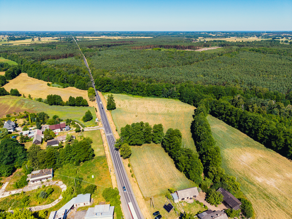 Działka usługowa przy drodze asfaltowej – 7894 m²