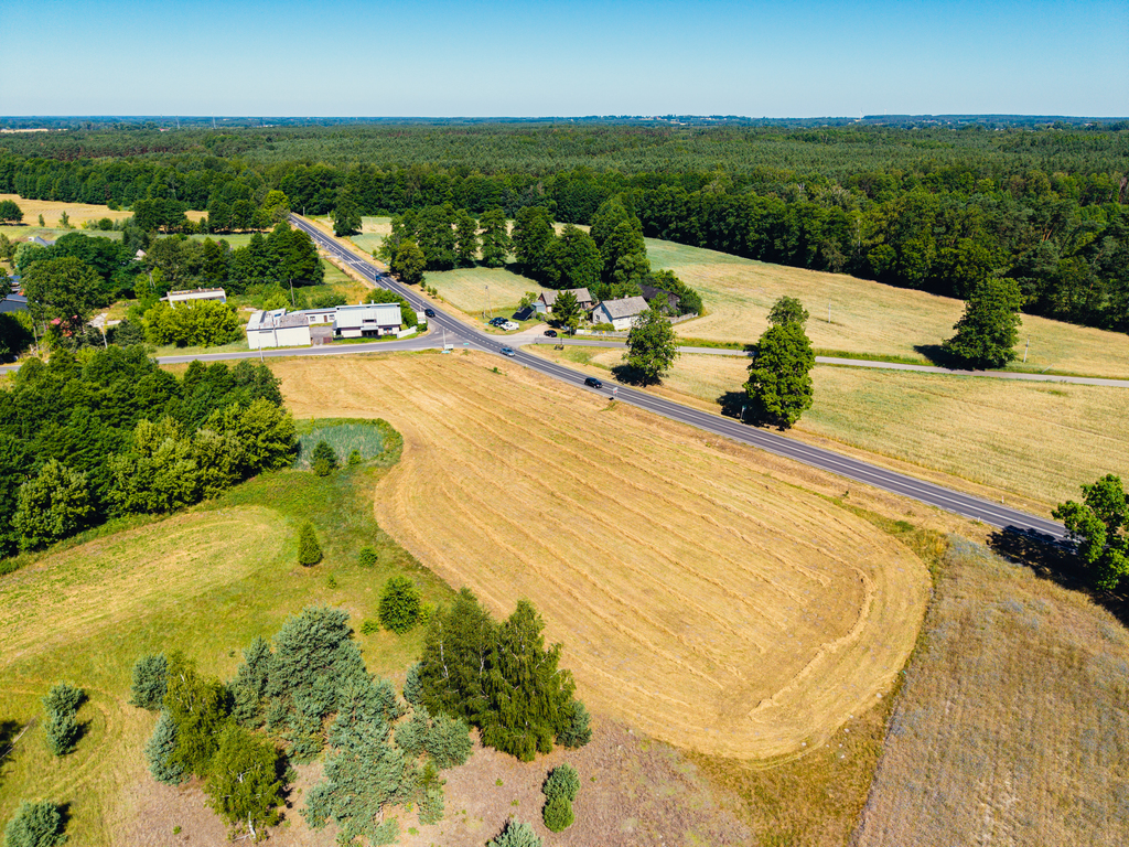 Działka usługowa przy drodze asfaltowej – 7894 m²