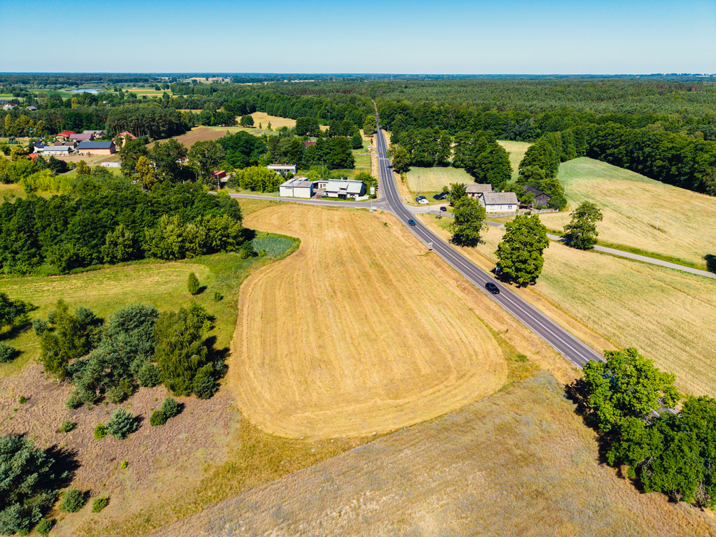 Działka usługowa przy drodze asfaltowej – 7894 m²