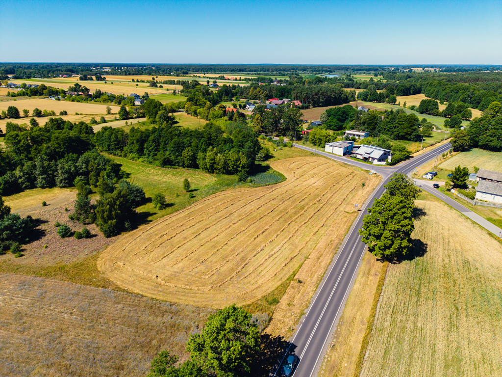 Działka usługowa przy drodze asfaltowej – 7894 m²