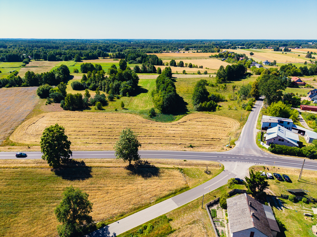 Działka usługowa przy drodze asfaltowej – 7894 m²