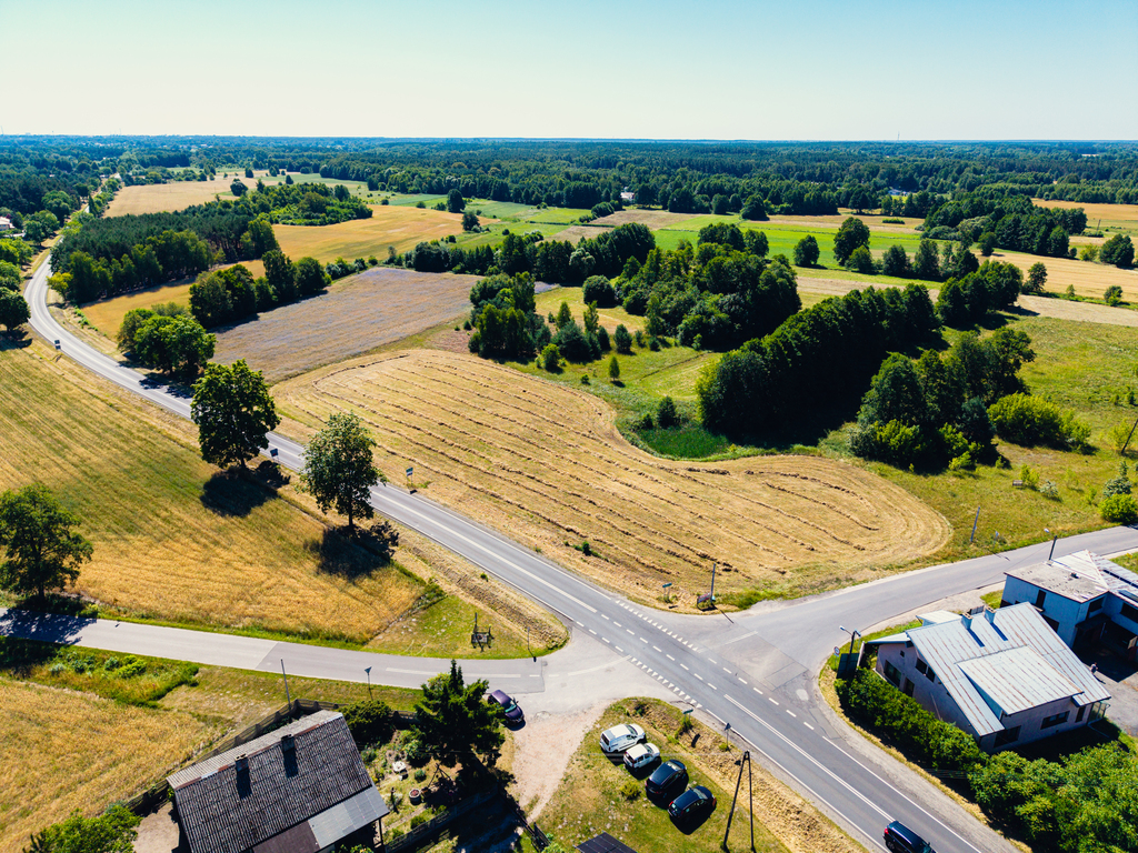 Działka usługowa przy drodze asfaltowej – 7894 m²