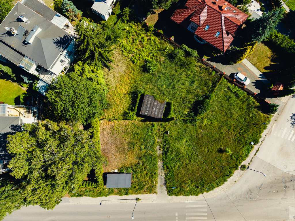 Działka budowlana z owadem naprzeciwko!