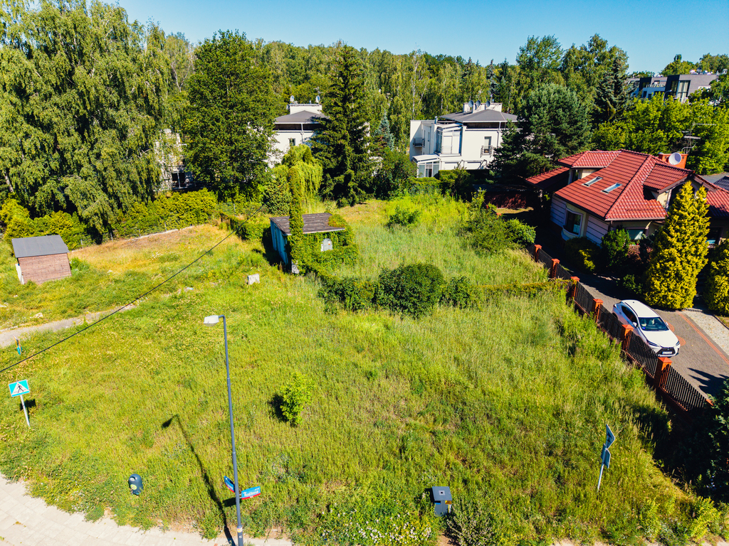 Działka budowlana z owadem naprzeciwko!