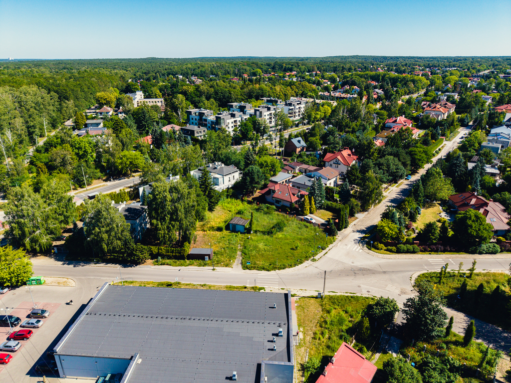 Działka budowlana z owadem naprzeciwko!