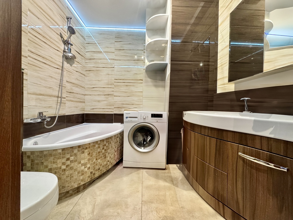 balkon, świetna lokalizacja, trzy pokoje