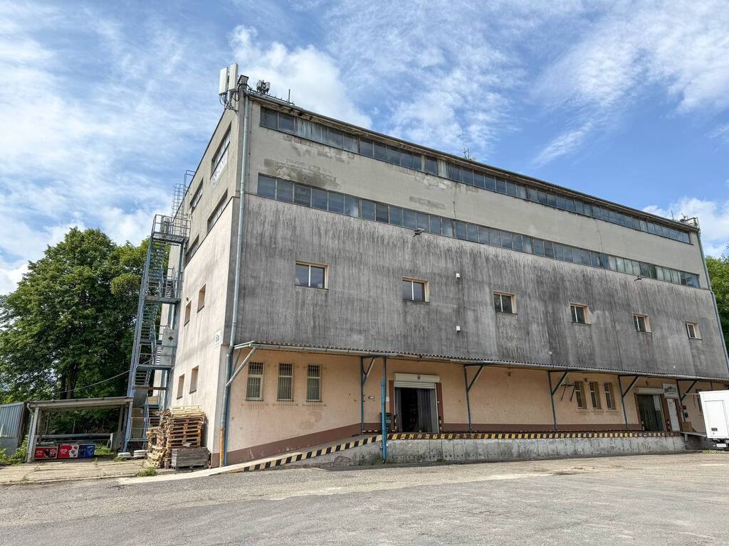 Hala magazynowa w centrum Rzeszowa z placem