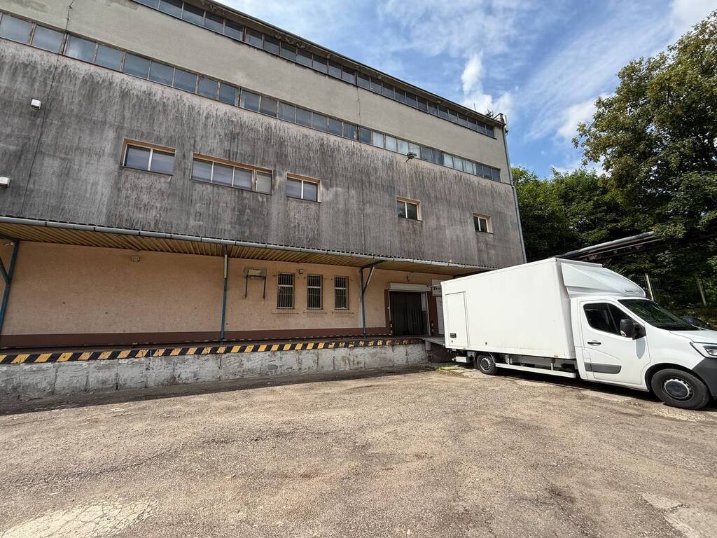 Hala magazynowa w centrum Rzeszowa z placem