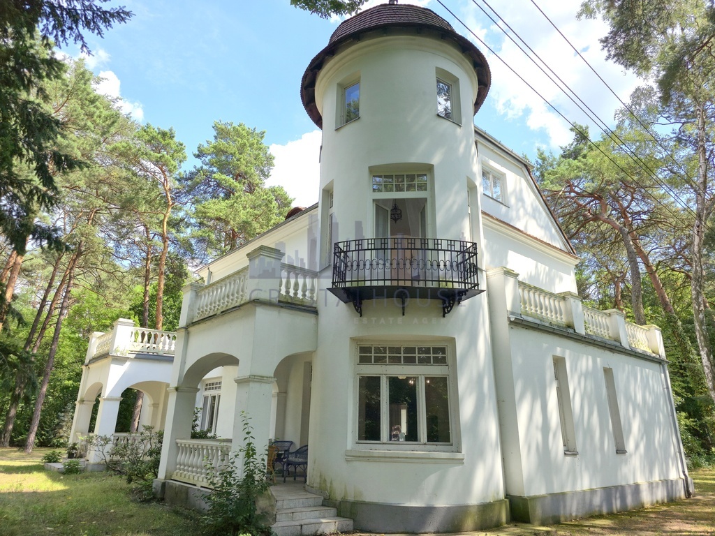 Unikatowa willa Marconiego pod Warszawą z ogrodem