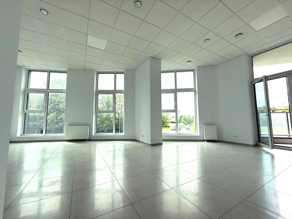 Jasne przestron biuro w nowoczesnym wieżowcu