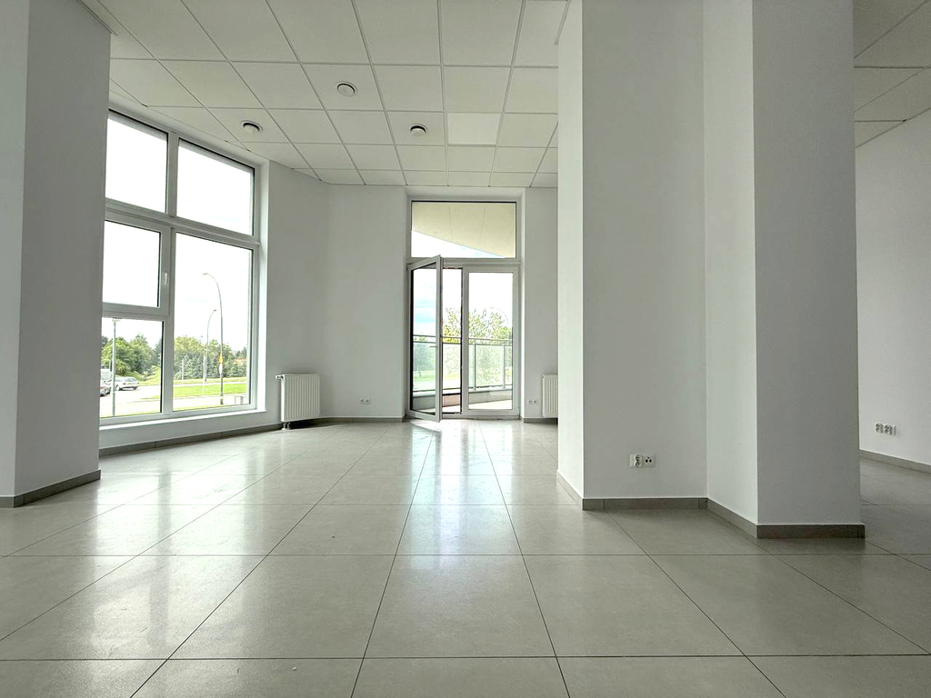 Jasne przestron biuro w nowoczesnym wieżowcu