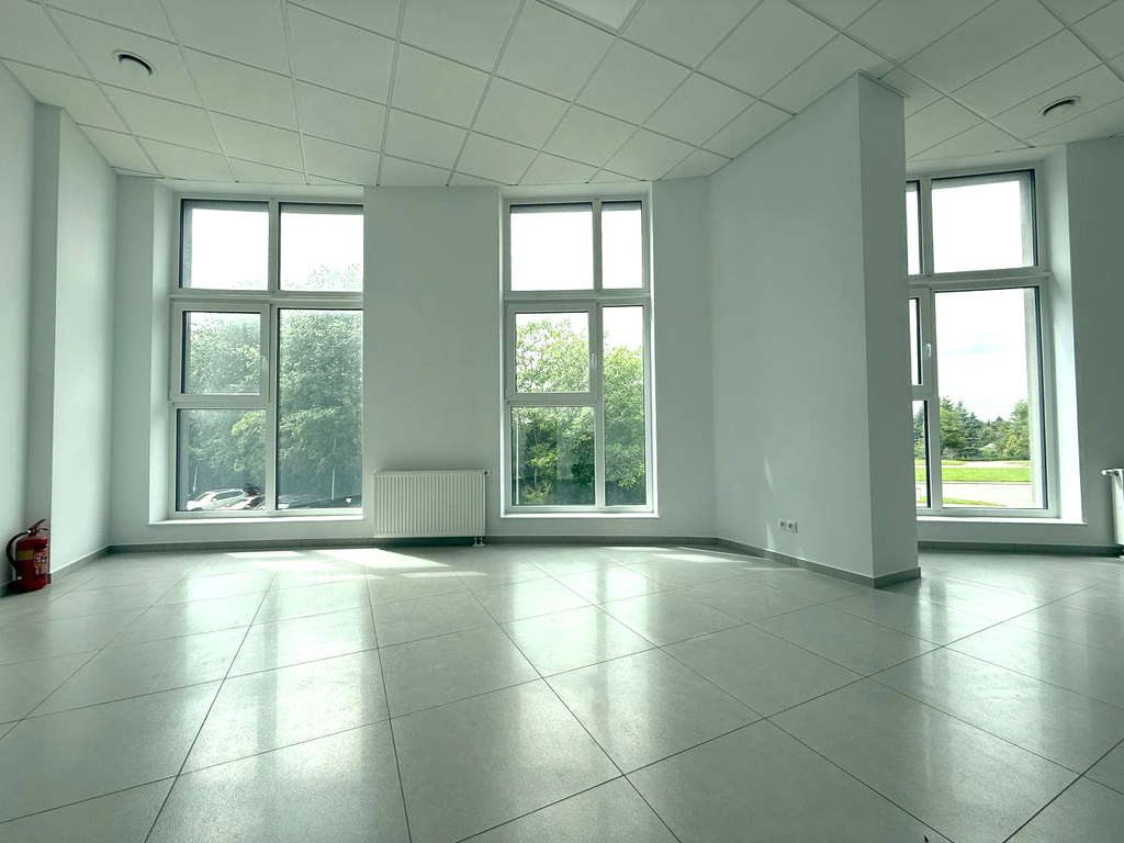 Jasne przestron biuro w nowoczesnym wieżowcu