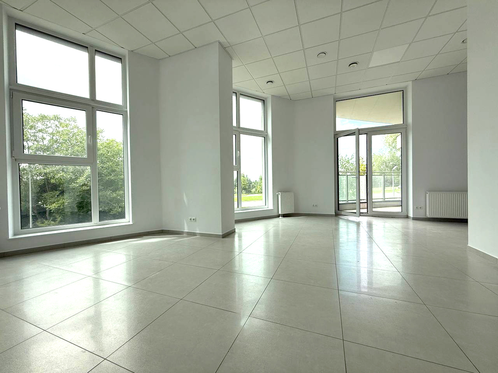 Jasne przestron biuro w nowoczesnym wieżowcu