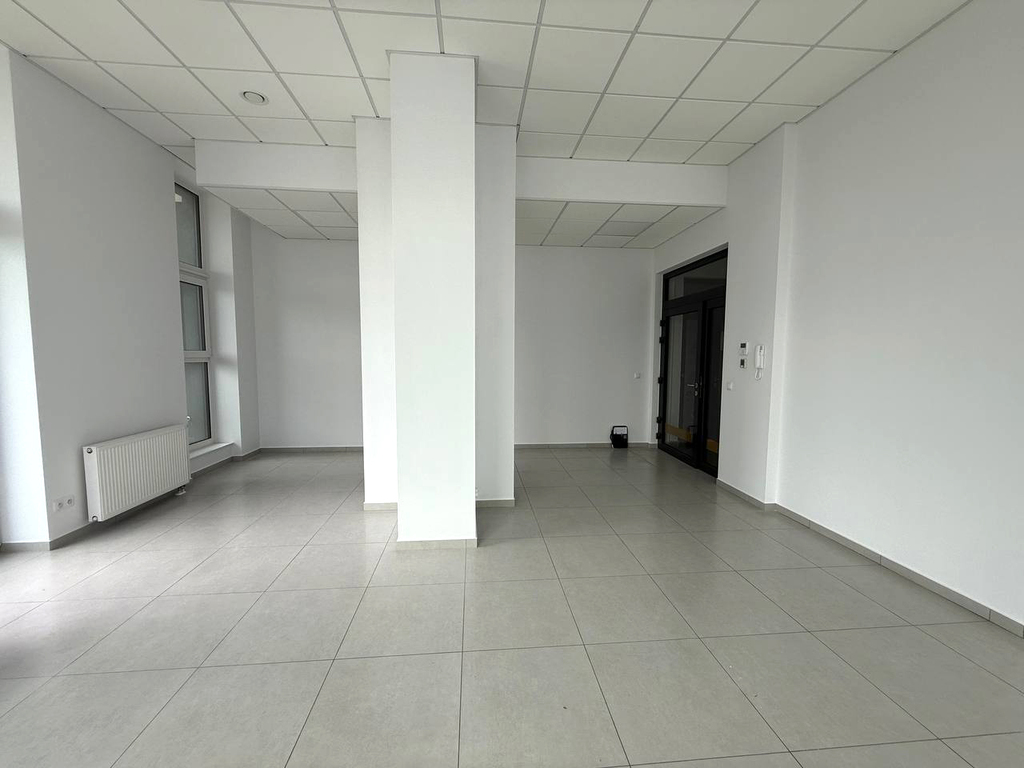 Jasne przestron biuro w nowoczesnym wieżowcu