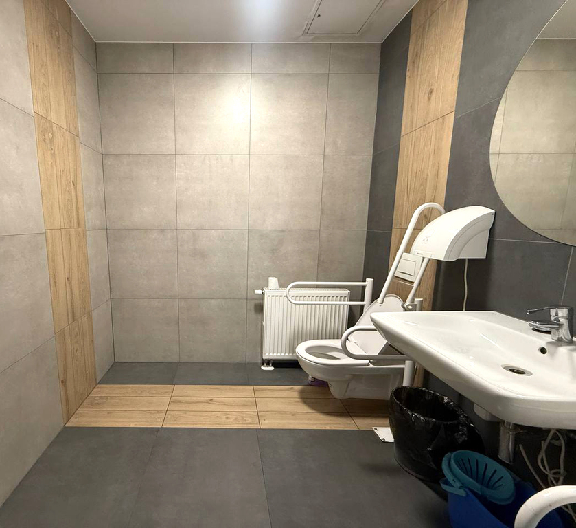 Jasne przestron biuro w nowoczesnym wieżowcu